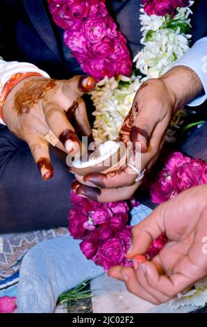 La cerimonia nuziale indù. Dettagli del tradizionale matrimonio indiano. Accessori per matrimoni hindu splendidamente decorati. Tradizioni matrimoniali indiane. Foto Stock