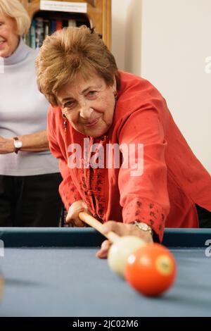 Donna anziana pool di ripresa Foto Stock