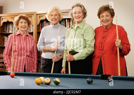 Le donne anziane pool di ripresa Foto Stock