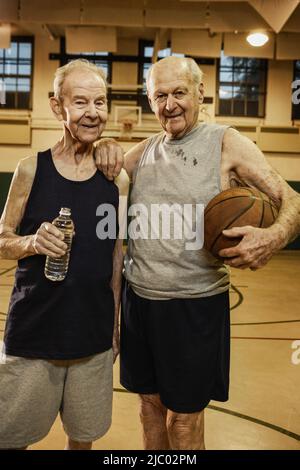 Uomini anziani giocare a basket Foto Stock