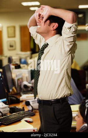 Imprenditore stretching Foto Stock