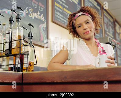 Barista sorridere per la fotocamera Foto Stock