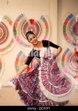 Giovane donna in abiti etnici dancing Foto Stock