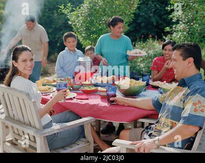 Famiglia di mangiare a un barbecue Foto Stock