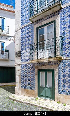 Una bella casa, coperta di piastrelle di ceramica blu e bianco, nel centro di Lisbona, capitale del Portogallo Foto Stock