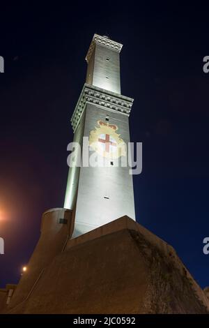 Faro di Genova è il faro più alto del mondo, Lanterna di Genova nel crepuscolo in Liguria, Italia. Foto Stock