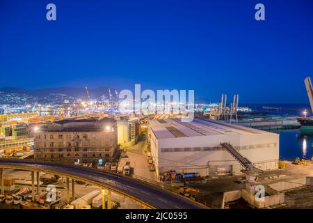 Vista aerea sul sito industriale con giacimenti di container e petrolio a Genova, Liguria in Italia. Foto Stock