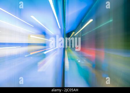 Tunnel illuminato di notte con effetto luminoso in Svizzera. Foto Stock