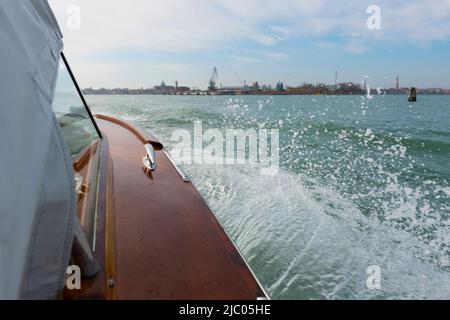 Parte di un elegante motoscafo sul Mar Mediterraneo a Venezia, Italia. Foto Stock