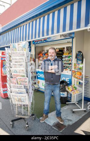 Orgoglioso proprietario del suo Kiosk a in Svizzera. Foto Stock