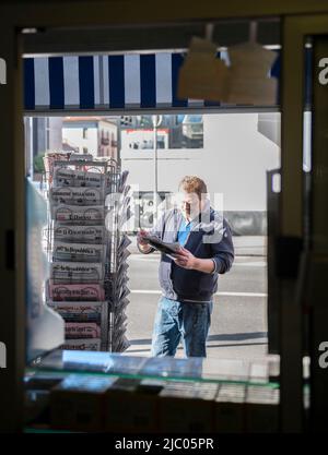 Kiosk e Man che leggono un giornale in Svizzera. Foto Stock