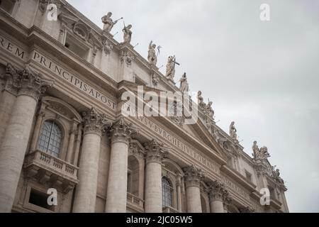 La porta d'ingresso alla Basilica di San Pietro - Città del Vaticano a Roma, Italia. Foto Stock