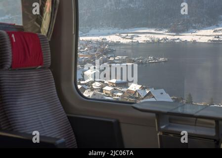 Vista in treno dalla Business Class sul Villaggio Alpino in Svizzera. Foto Stock