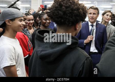 Clichy-sous-Bois, Francia, 08/06/2022, 2022. Il presidente francese Emmanuel Macron va a un DOJO di solidarietà a Clichy-sous-Bois per un viaggio dedicato al luogo dello sport e della pratica sportiva, 8 giugno 2022 Foto di Stephane Lemouton/Pool/ABACAPRESS.COM Foto Stock