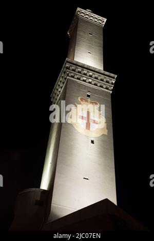 Faro di Genova è il faro più alto del mondo, Lanterna di Genova nel crepuscolo in Liguria, Italia. Foto Stock