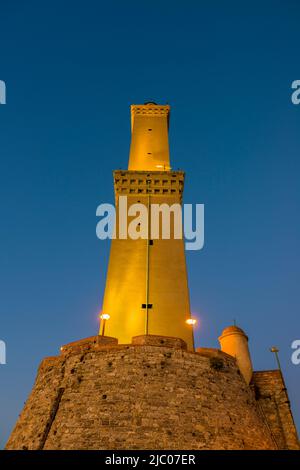 Faro di Genova è il faro più alto del mondo, Lanterna di Genova nel crepuscolo in Liguria, Italia. Foto Stock