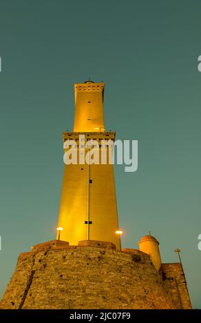 Faro di Genova è il faro più alto del mondo, Lanterna di Genova nel crepuscolo in Liguria, Italia. Foto Stock