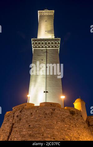 Faro di Genova è il faro più alto del mondo, Lanterna di Genova nel crepuscolo in Liguria, Italia. Foto Stock