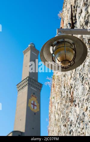 Faro di Genova è il faro più alto del mondo, Lanterna di Genova in una giornata di sole in Liguria, Italia. Foto Stock