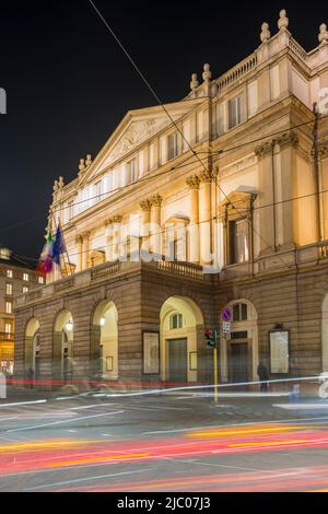 Teatro alla Scala in Piazza della Scala di notte con percorsi leggeri a Milano, Lombardia in Italia. Foto Stock