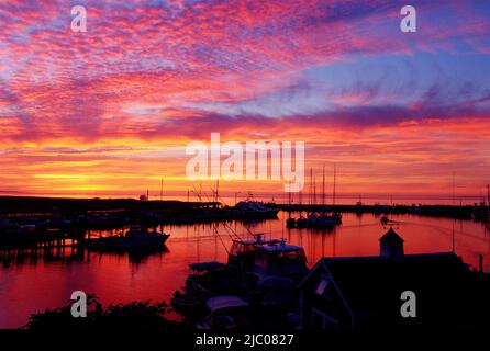 Tramonto su barche ormeggiate nei pressi di un villaggio di pescatori, Menemsha, Martha's Vineyard, duchi County, Massachusetts, STATI UNITI D'AMERICA Foto Stock