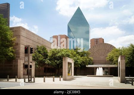 Stati Uniti d'America, Texas, Dallas, fontana di acqua nella parte anteriore di ingresso al museo di arte, Fontana luogo di costruzione in background Foto Stock