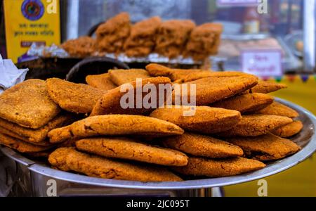 Un mucchio di cotoletta di pollo tenuto su un piatto di acciaio. Messa a fuoco selettiva con sfocatura dello sfondo. Foto Stock