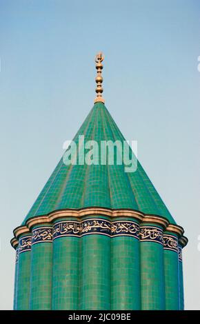 Vista ad angolo basso di un minareto, Museo Mevlana, Konya, Regione Anatolia Centrale, Turchia Foto Stock