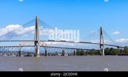 New Westminster, BC, Canada - Aprile 22 2021 : Skytrain passa lo skybridge. Un ponte in cui sono rimasti i cavi a Metro Vancouver. Foto Stock