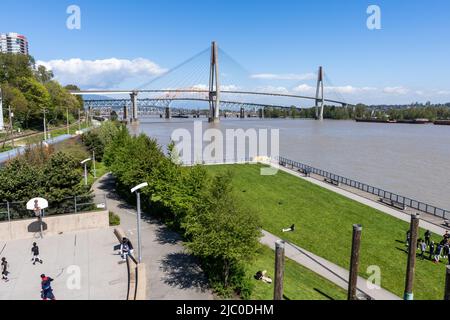 Westminster Pier Park. Lo Skybridge attraversa il fiume Fraser e collega New Westminster con Surrey. British Columbia, Canada. Foto Stock