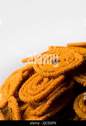 E' uno spuntino indiano a spirale e spiked di superficie conosciuto come Chakli che è fatto di farina di grammo bengala e spezie. È fatto durante il festival di Diwali. Foto Stock