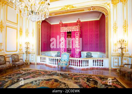 Camera da letto cerimoniale di Luigi XIV, Chateau de Chambord, Valle della Loira, Francia. La camera da letto più importante nell'appartamento reale, letto di Lois XIV w Foto Stock