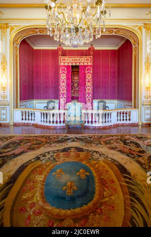 Camera da letto cerimoniale di Luigi XIV, Chateau de Chambord, Valle della Loira, Francia. La camera da letto più importante nell'appartamento reale, letto di Lois XIV w Foto Stock