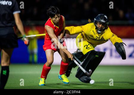 Wilrijk, Anversa. 08 giugno 2022, Zhang Xiaoxue in Cina e il portiere belga Aisling D'hooghe sono stati raffigurati in azione durante una partita di hockey tra le Pantere rosse belghe e la Cina nella fase di gruppo (gioco 10 su 16) del concorso femminile FIH Pro League, mercoledì 08 giugno 2022 a Wilrijk, Anversa. BELGA FOTO JASPER JACOBS Foto Stock