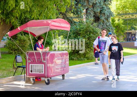 Mosca. Russia. Giugno 9, 2022. Chiosco mobile per gelato sulla strada di Mosca. Messa a fuoco selettiva. Una donna venditore vende gelato da un frigorifero su una strada della città in una giornata estiva soleggiata. Foto Stock