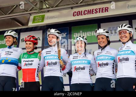 I ciclisti del team Trek Segafredo al Colchester Sports Park si iscrivono prima di gareggiare nella gara ciclistica UCI Women’s Tour. Elynor Bäckstedt, Chloe Hosking Foto Stock