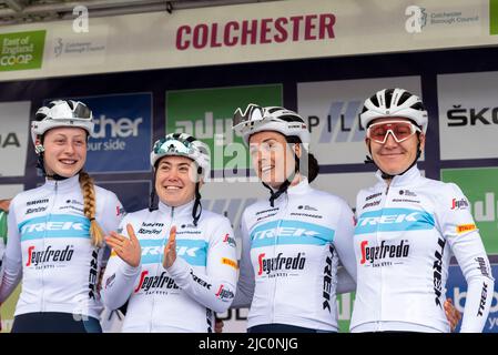 Ciclisti del team Trek Segafredo al Colchester Sports Park prima di competere nella gara ciclistica UCI Women’s Tour. Chloe Hosking, Audrey Cordon-Ragot Foto Stock