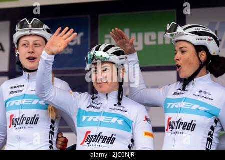 Ciclisti del team Trek Segafredo al Colchester Sports Park prima di competere nella gara ciclistica UCI Women’s Tour. Chloe Hosking, Audrey Cordon-Ragot Foto Stock