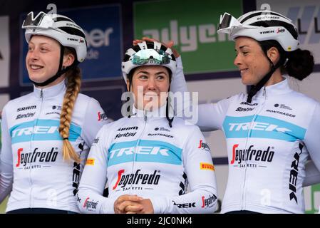 Ciclisti del team Trek Segafredo al Colchester Sports Park prima di competere nella gara ciclistica UCI Women’s Tour. Chloe Hosking, Audrey Cordon-Ragot Foto Stock