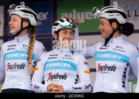 Ciclisti del team Trek Segafredo al Colchester Sports Park prima di competere nella gara ciclistica UCI Women’s Tour. Chloe Hosking, Audrey Cordon-Ragot Foto Stock