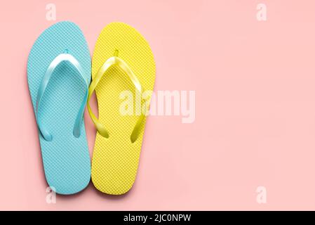 Vacanza estiva Concept.Top vista di colorate infradito spiaggia con spazio per il testo su sfondo rosa Foto Stock