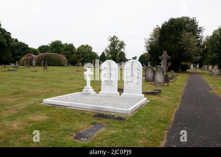 La tomba della famiglia vero nel cimitero di Atherstone. La famiglia vero è nota per aver iniziato l'industria della lavorazione dei cappelli ad Atherstone. Più tardi conosciuto come vero & Everitt (vedi nformation supplementare). Il complotto è stato ristrutturato nel 2020 da Kathleen Sheppard (nee vero). La trama contiene i resti di Tommaso, Frank, Sarah Ann, Tommaso e Matilda. Foto Stock