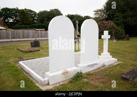 La tomba della famiglia vero nel cimitero di Atherstone. La famiglia vero è nota per aver iniziato l'industria della lavorazione dei cappelli ad Atherstone. Più tardi conosciuto come vero & Everitt (vedi nformation supplementare). Il complotto è stato ristrutturato nel 2020 da Kathleen Sheppard (nee vero). La trama contiene i resti di Tommaso, Frank, Sarah Ann, Tommaso e Matilda. Foto Stock