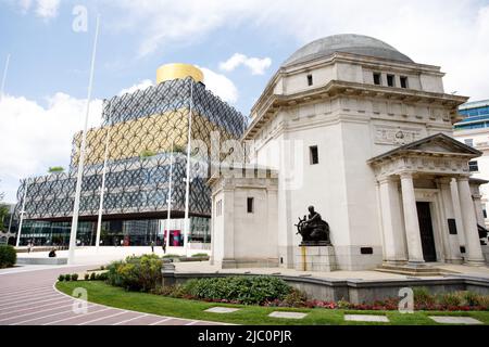 The Hall of Memory, Birmingham. Inaugurato nel 1925, la Hall of Memory è un monumento commemorativo per gli uomini e le donne di Birmingham che hanno dato la loro vita nella prima guerra mondiale, seconda guerra mondiale e in servizio attivo dal 1945. Questo sito presenta un database di ogni nome registrato in tre Libri di memoria esposti nella Sala della memoria. Sullo sfondo si trova la nuova Biblioteca di Birmingham. Foto Stock