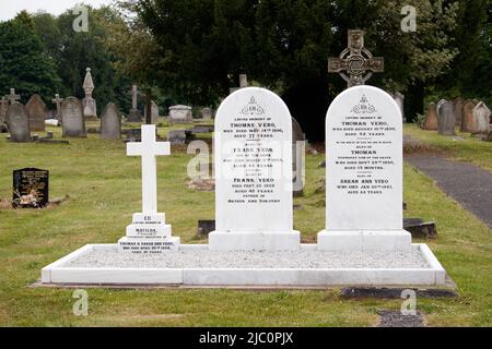 La tomba della famiglia vero nel cimitero di Atherstone. La famiglia vero è nota per aver iniziato l'industria della lavorazione dei cappelli ad Atherstone. Più tardi conosciuto come vero & Everitt (vedi nformation supplementare). Il complotto è stato ristrutturato nel 2020 da Kathleen Sheppard (nee vero). La trama contiene i resti di Tommaso, Frank, Sarah Ann, Tommaso e Matilda. Foto Stock