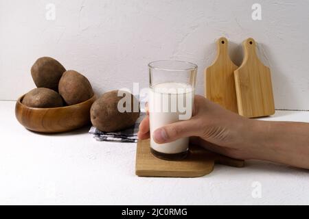 Bicchiere con latte di patate alla patata. Tendenza nel consumo sano. Cibo alternativo. Latte vegetale sano. Foto Stock