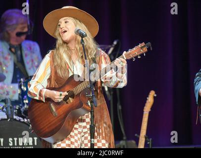 8 giugno 2022 - Nashville, Tennessee; USA - il musicista LAINEY WILSON si esibisce come parte dell'annuale Marty Stuart Late Night Jam che ha avuto luogo all'Auditorium Ryman nel 19th. Copyright Jason Moore 2022. (Credit Image: © Jason Moore/ZUMA Press Wire) Foto Stock