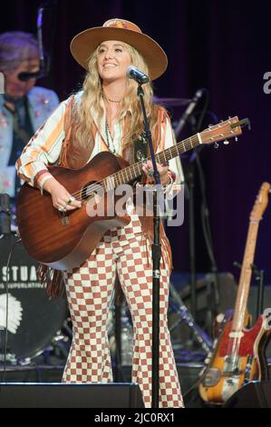 8 giugno 2022 - Nashville, Tennessee; USA - il musicista LAINEY WILSON si esibisce come parte dell'annuale Marty Stuart Late Night Jam che ha avuto luogo all'Auditorium Ryman nel 19th. Copyright Jason Moore 2022. (Credit Image: © Jason Moore/ZUMA Press Wire) Foto Stock