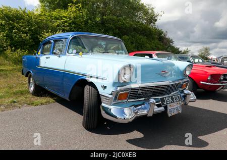 Vista frontale di tre quarti di un Blue, 1956, Chevrolet Bel Air, in mostra al Deal Classic Car Show 2022 Foto Stock