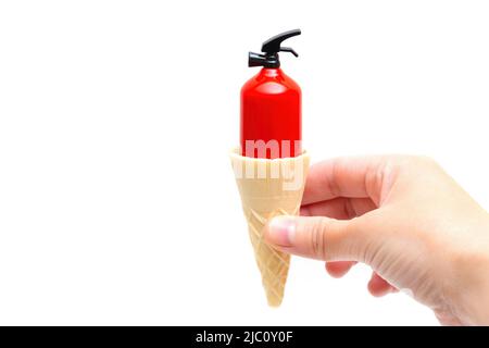 Estintore giocattolo all'interno di un cono waffle in mano isolato su sfondo bianco. Combattere il calore estivo. Foto Stock